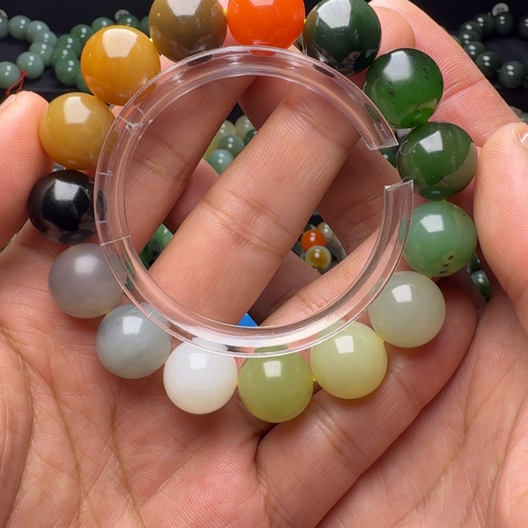 放***飞和田玉未镶嵌手串