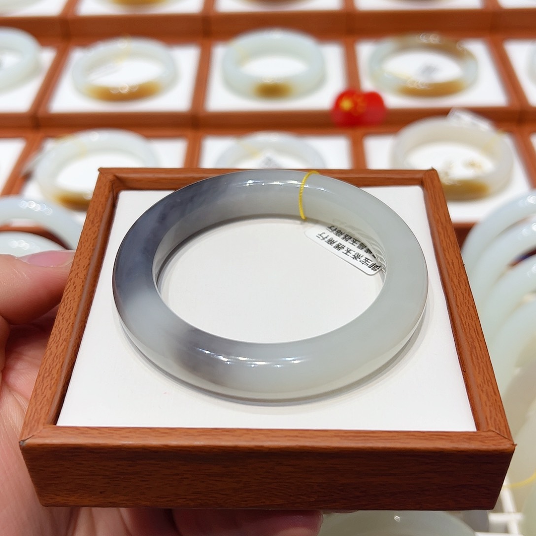 和田玉手镯未镶嵌浓烟紫半山水