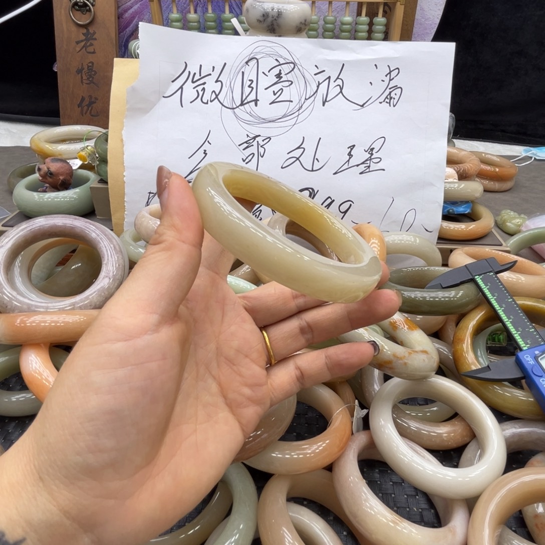 迪****石英质玉未镶嵌手镯