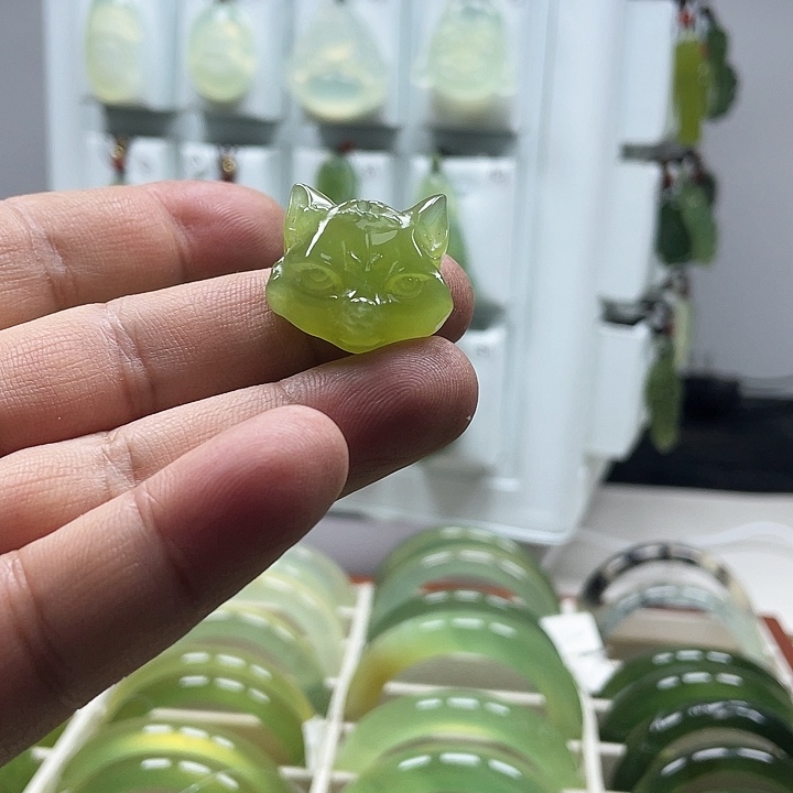 蛇纹石玉颈饰未镶嵌