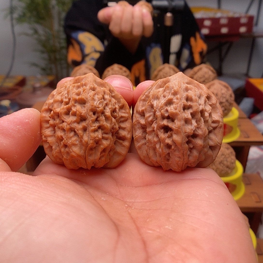 本***.文玩核桃吊坠马老四放漏不退不换