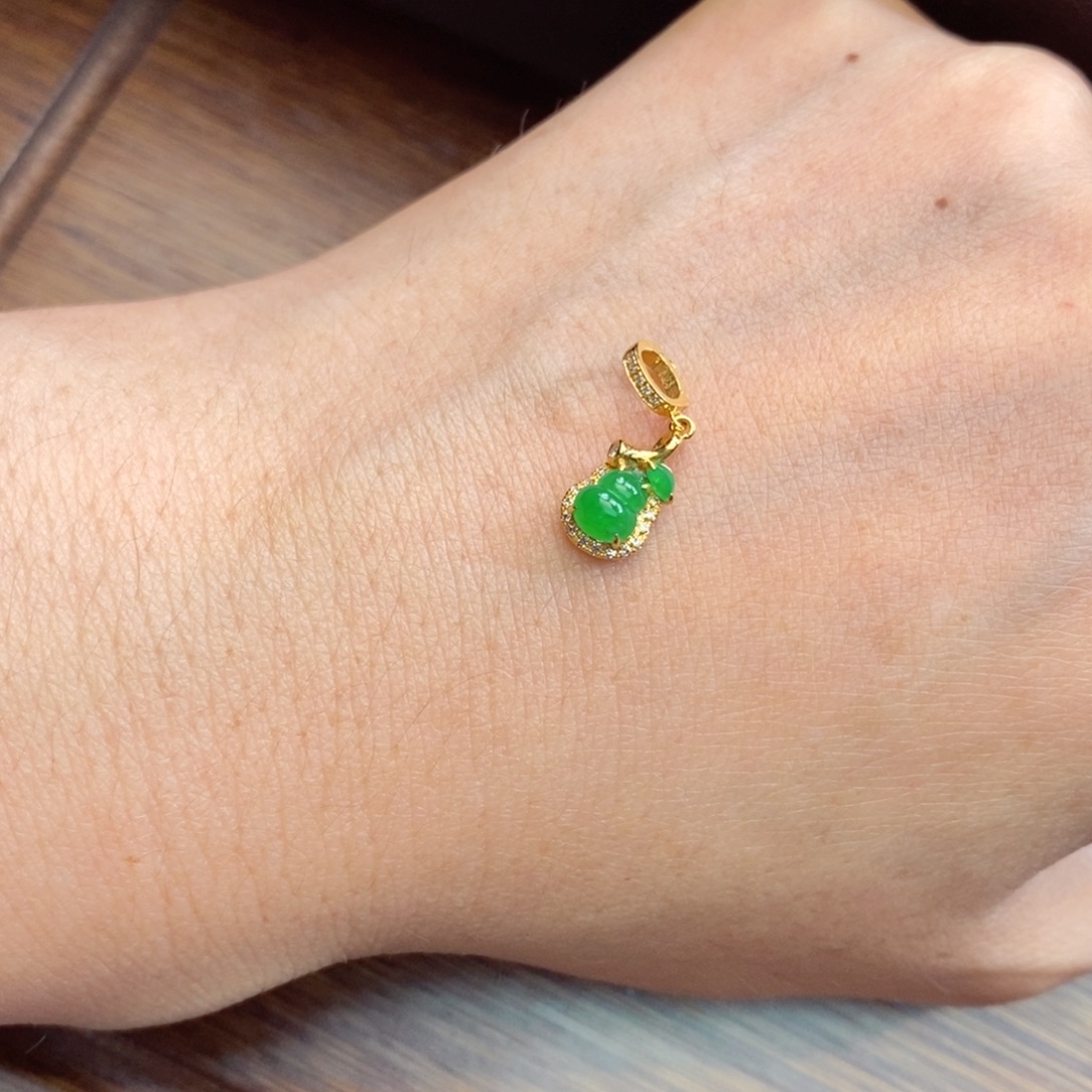 加****翡翠18K金镶嵌颈饰翡翠