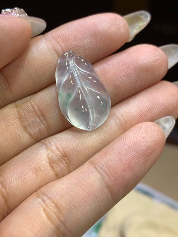 缅甸天然翡翠A货，高冰飘花叶子，种老起光，光感十足，冰透透