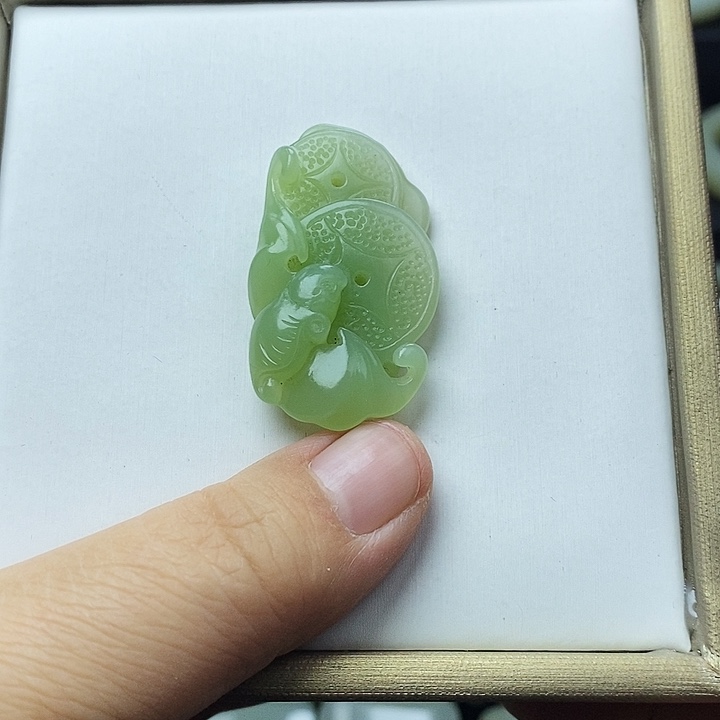 華***女和田玉未镶嵌颈饰