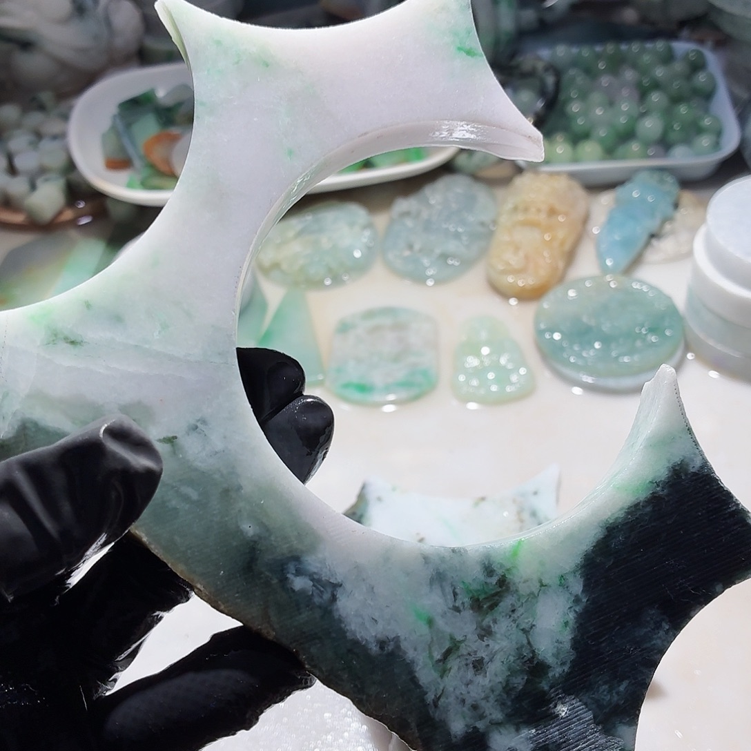 翡翠足铂镶嵌颈饰边角料