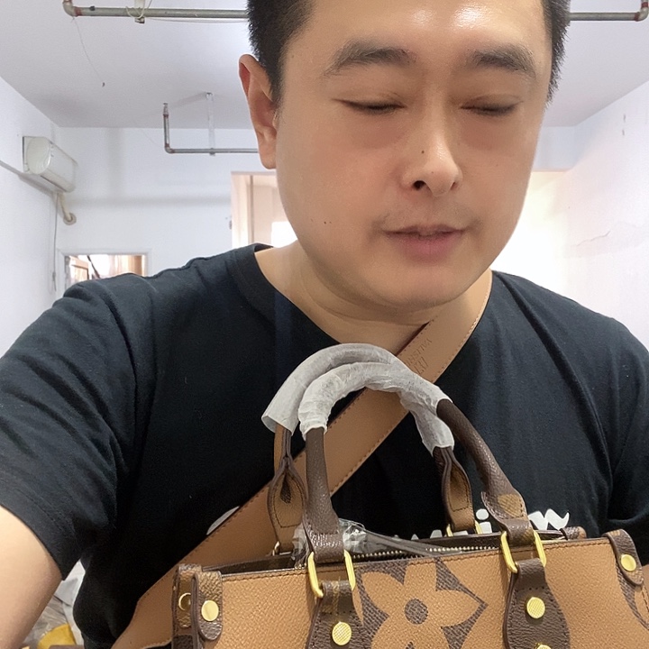 黄牛皮（革）鳄鱼皮（革）犏牛皮（革）