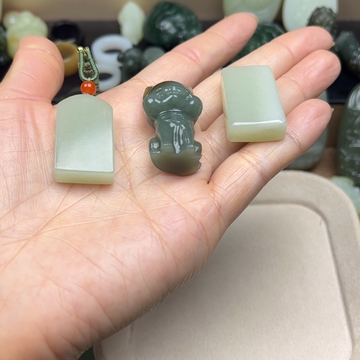 和田玉未镶嵌挂件诗**方