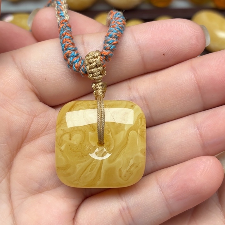 蜜蜡未镶嵌裸石微瑕单面原皮藏扣