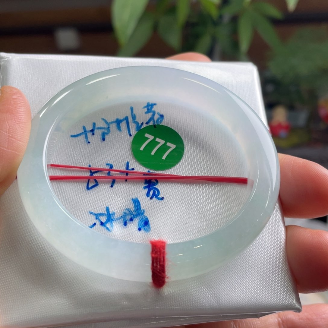 翡翠手镯未镶嵌翡翠