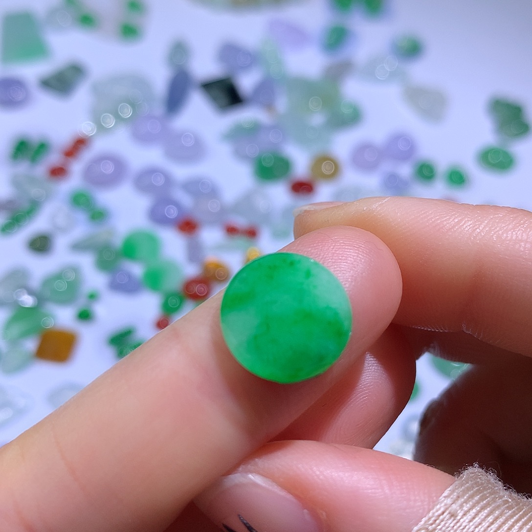 翡翠颈饰未镶嵌无事