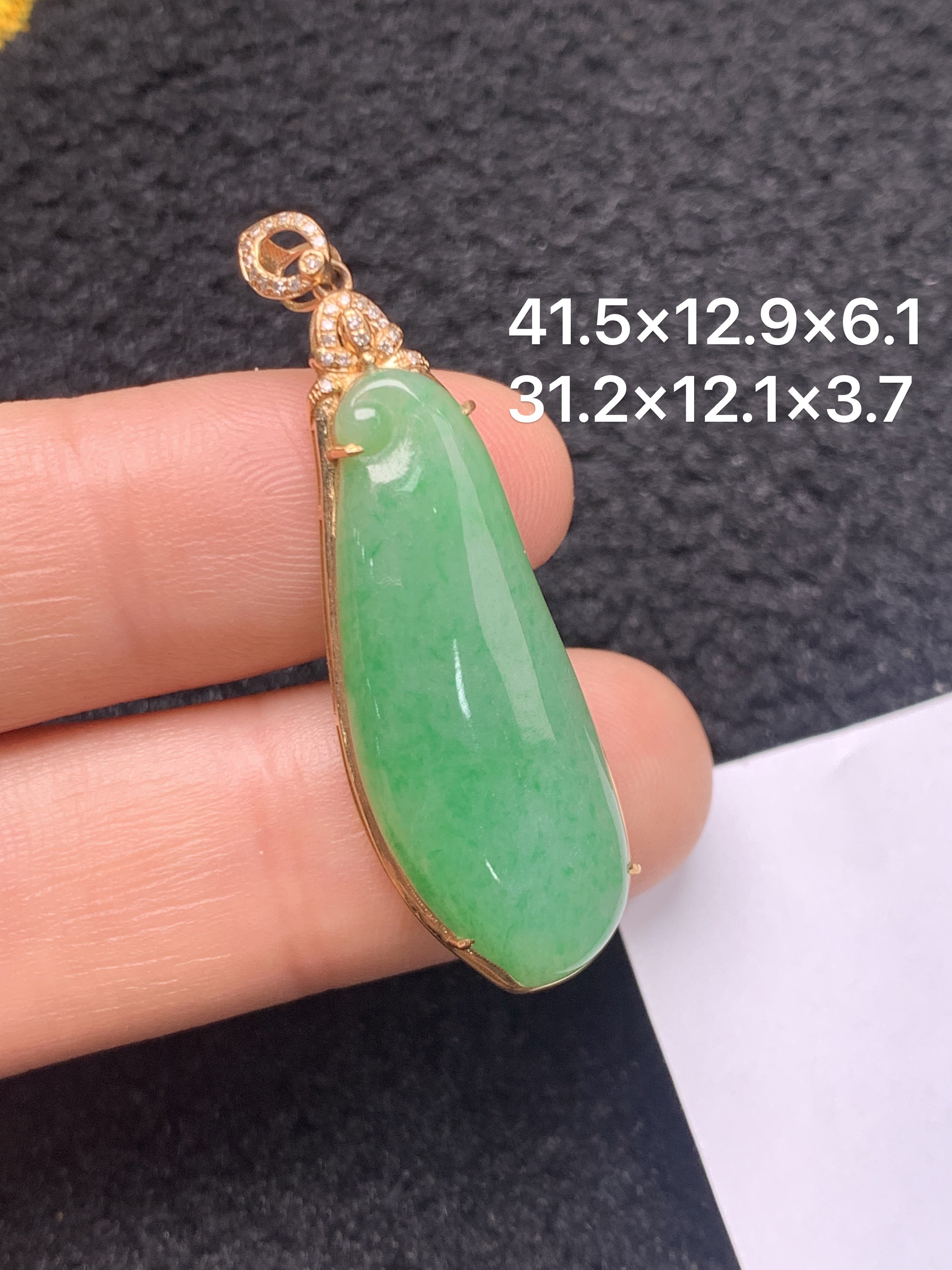 18K金镶嵌天然缅甸翡翠阳绿福瓜吊坠