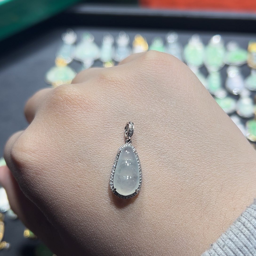 翡翠手链18K金镶嵌吊坠