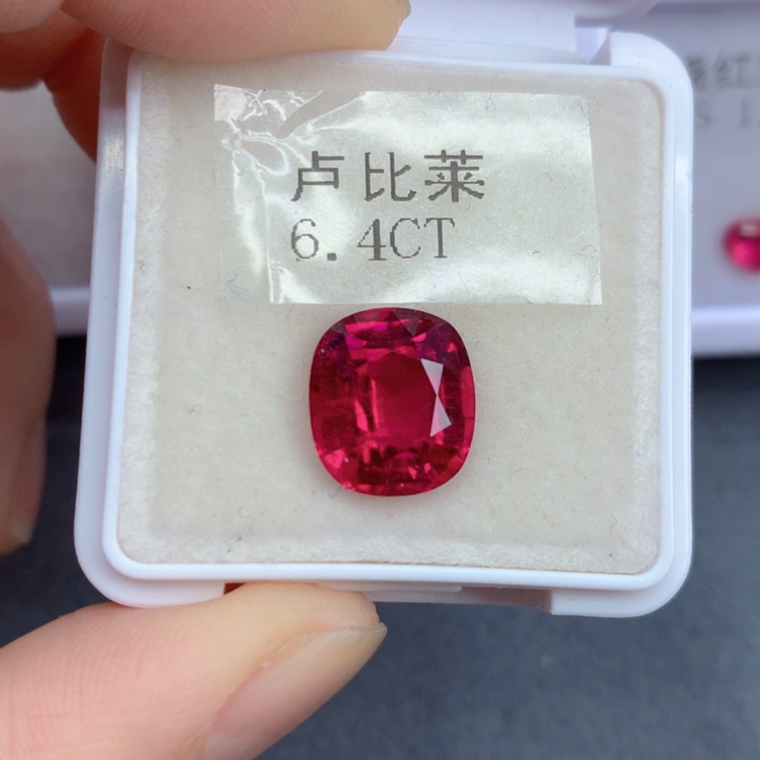 红色碧玺6.4克拉裸石未镶嵌