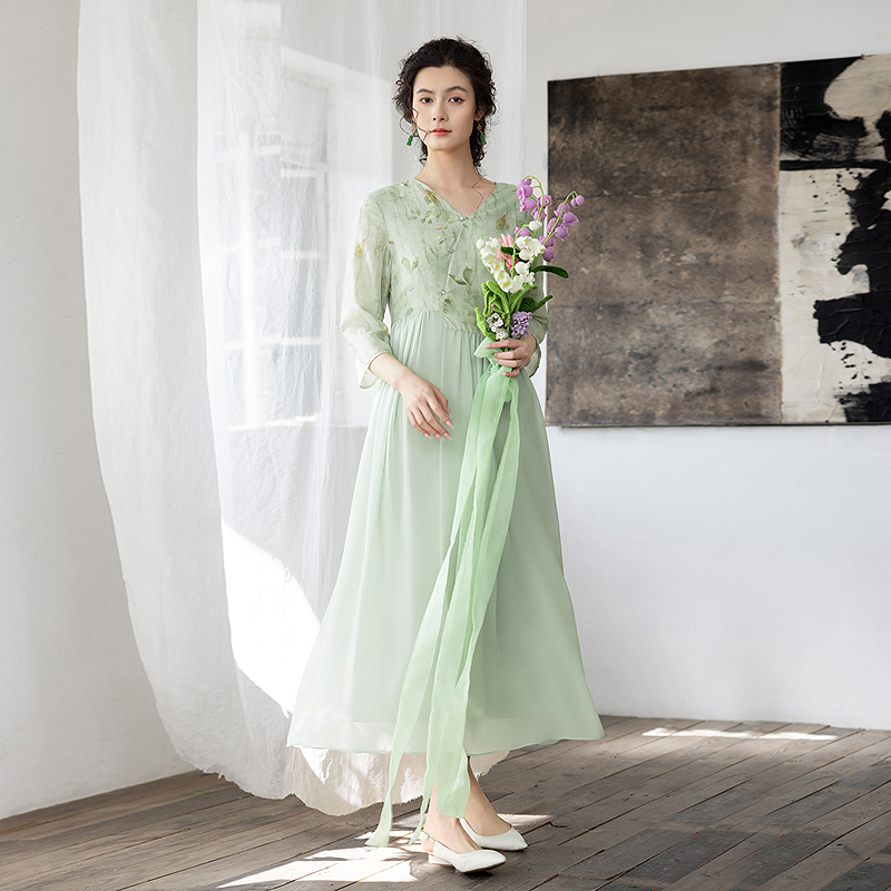 生活在左2025春季新品印花清雅国风修身连衣裙女1951190