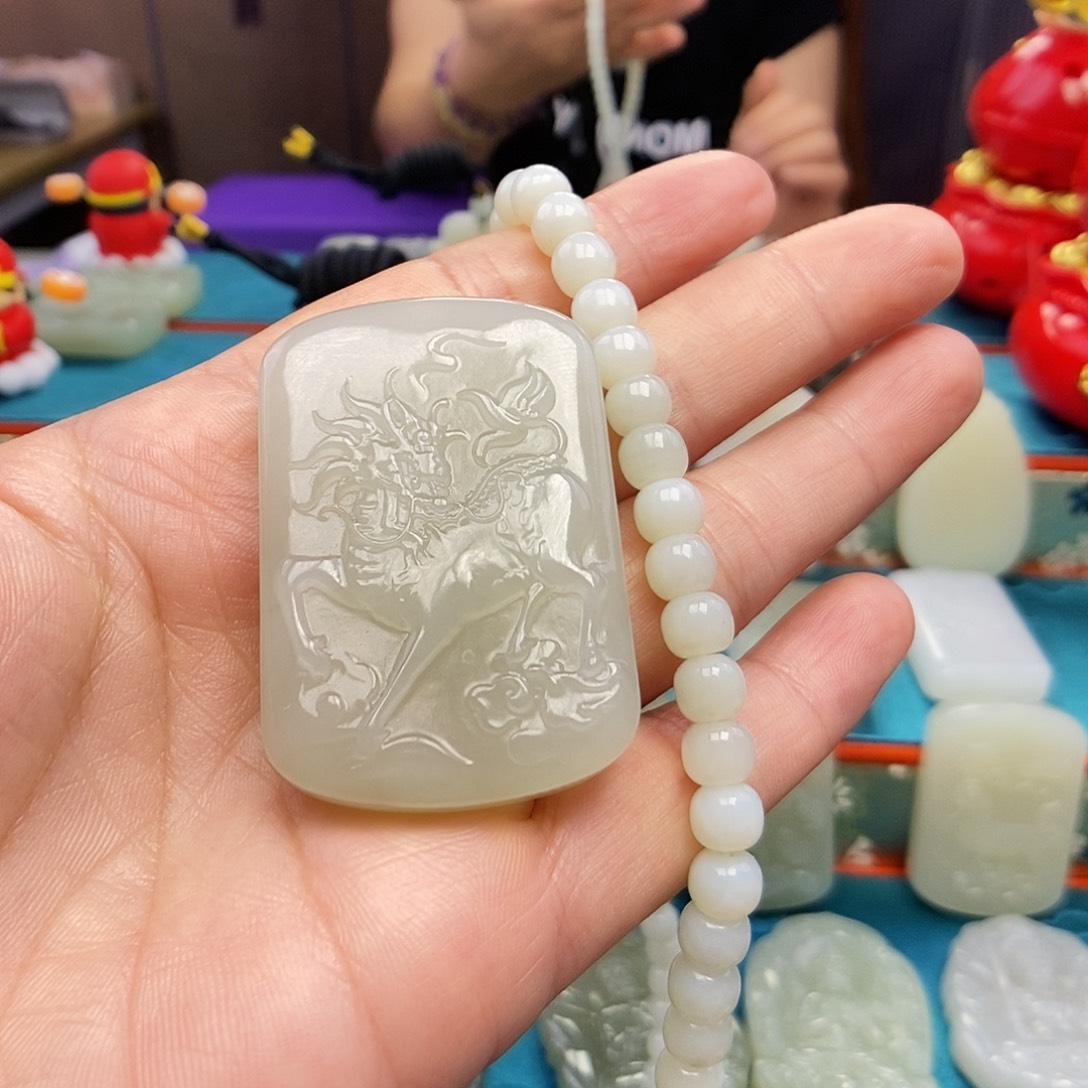 和田玉未镶嵌颈饰人****性