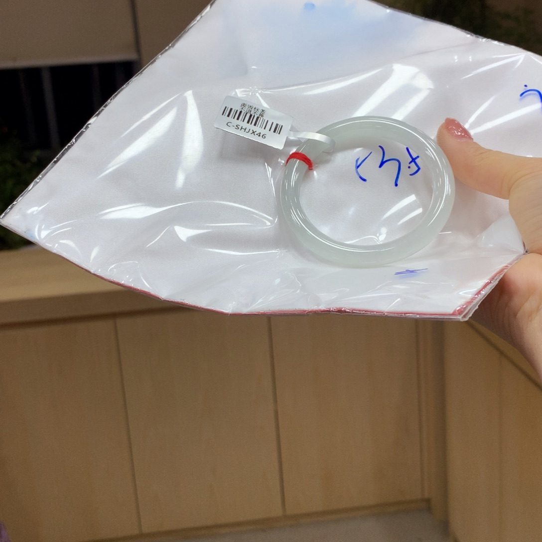 翡翠手镯未镶嵌不退不换