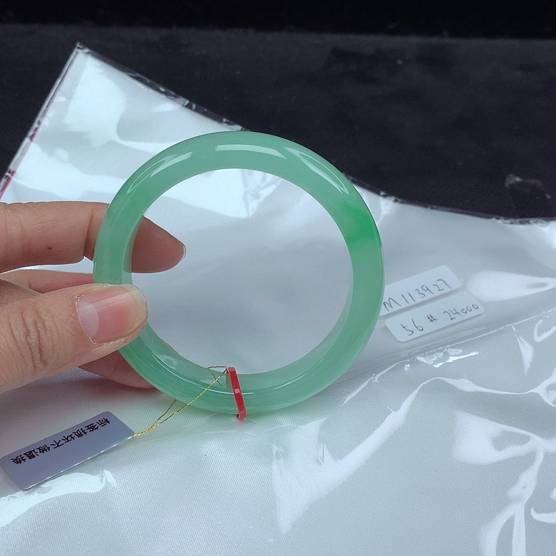 翡翠手镯（圆镯）未镶嵌56圈927