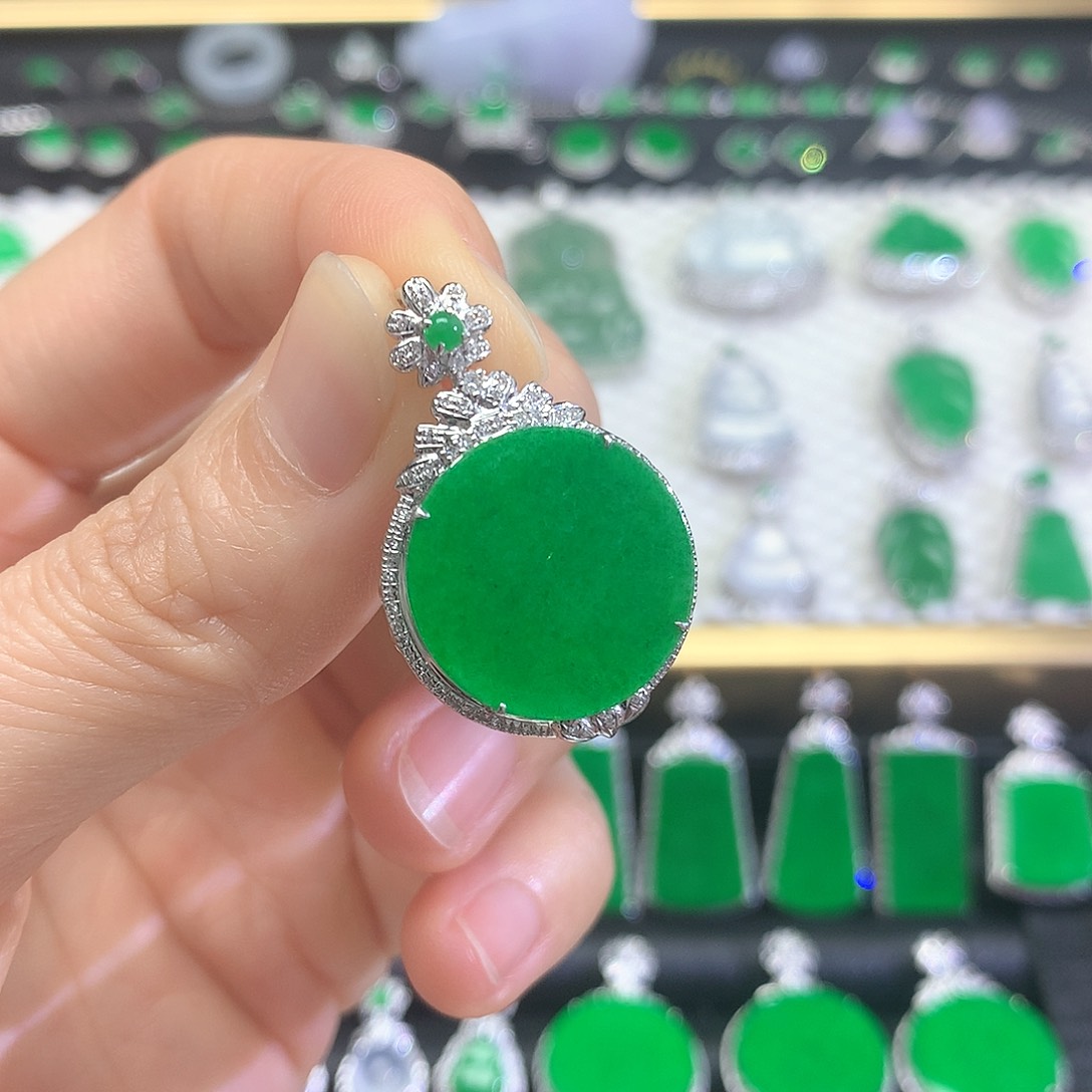 颈饰18K金镶嵌翡翠吊坠