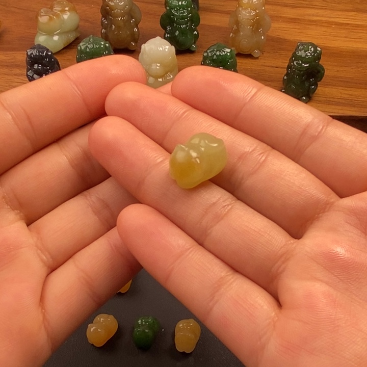 ****）和田玉未镶嵌颈饰