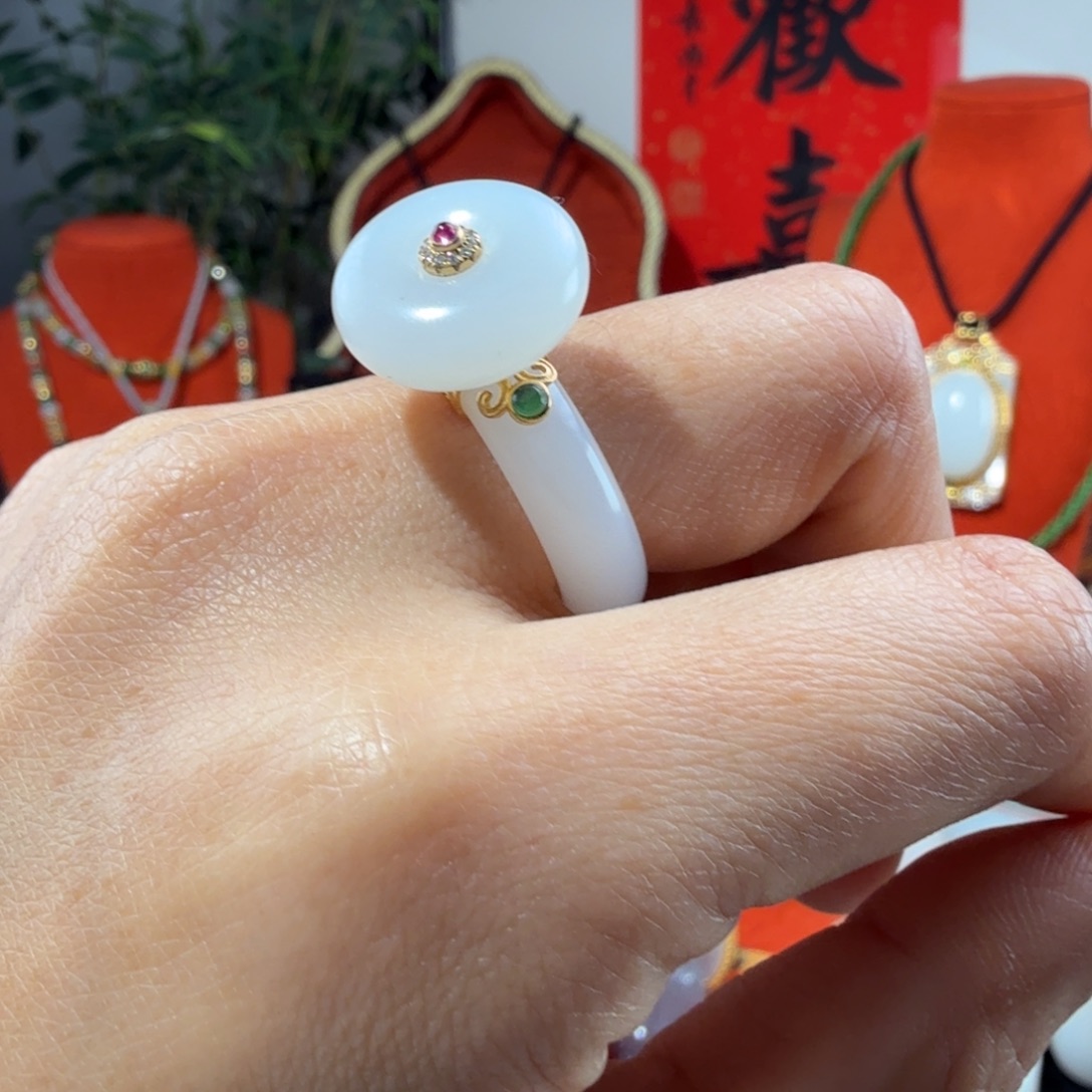 和田玉18K金镶嵌颈饰