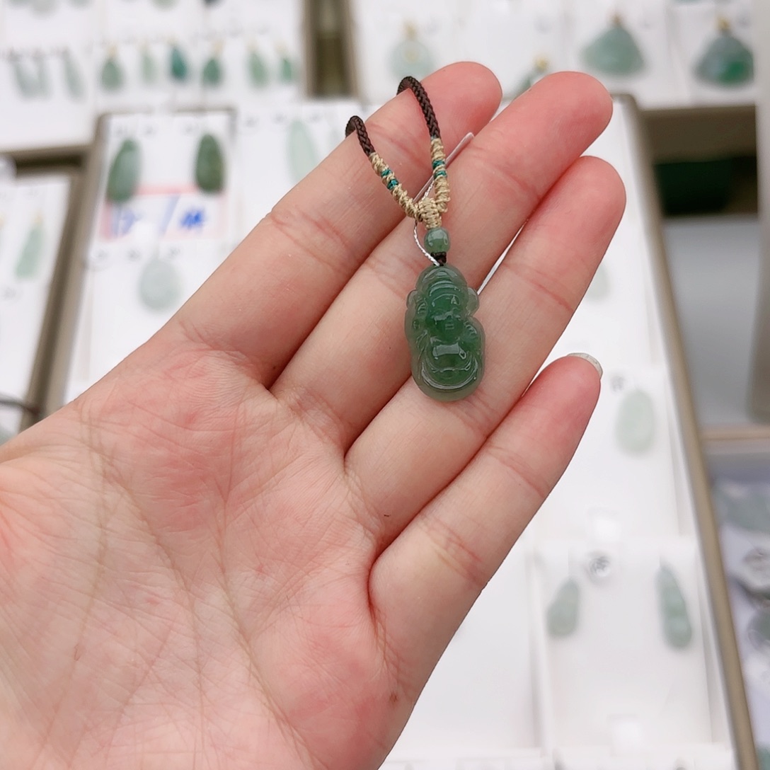 翡翠颈饰未镶嵌财神