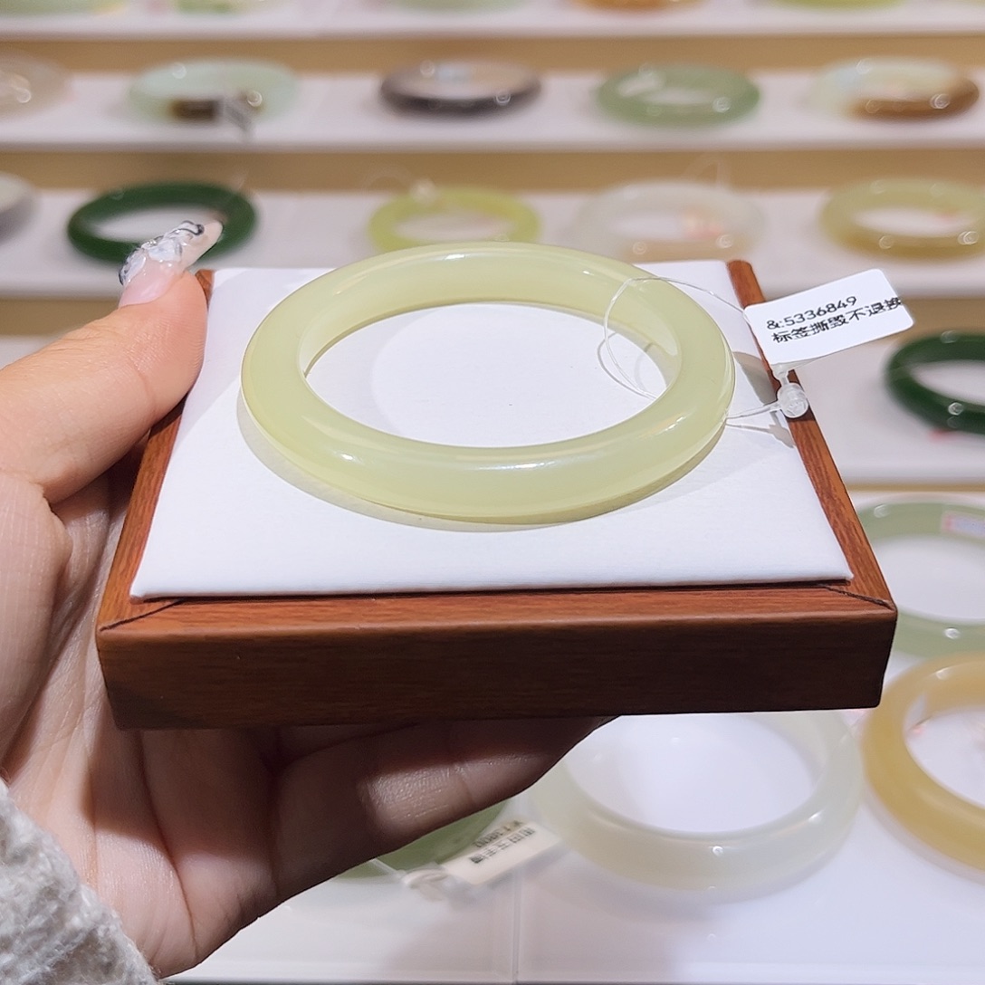 和田玉未镶嵌手镯冰