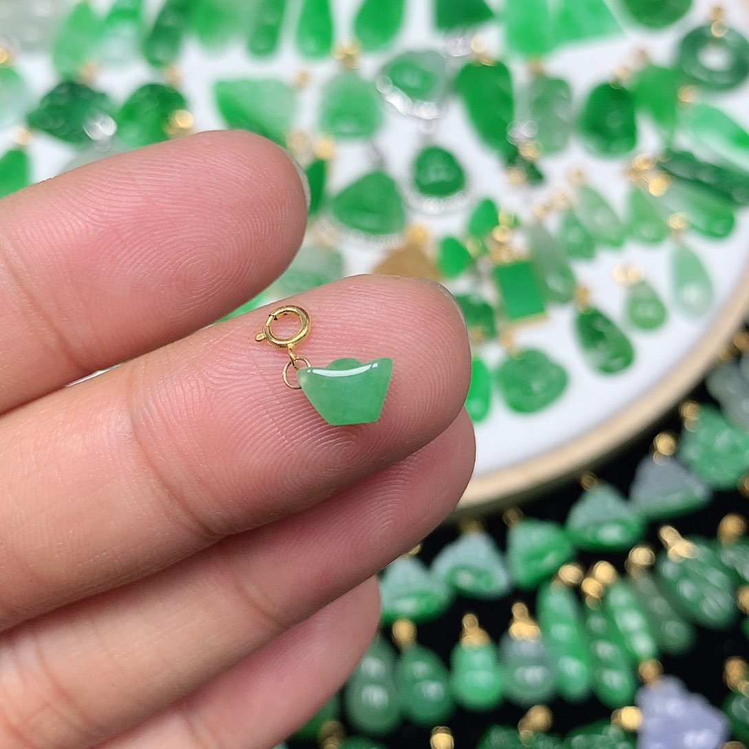 翡翠配石18K金扣头 小巧精美飘阳绿立体小元宝
