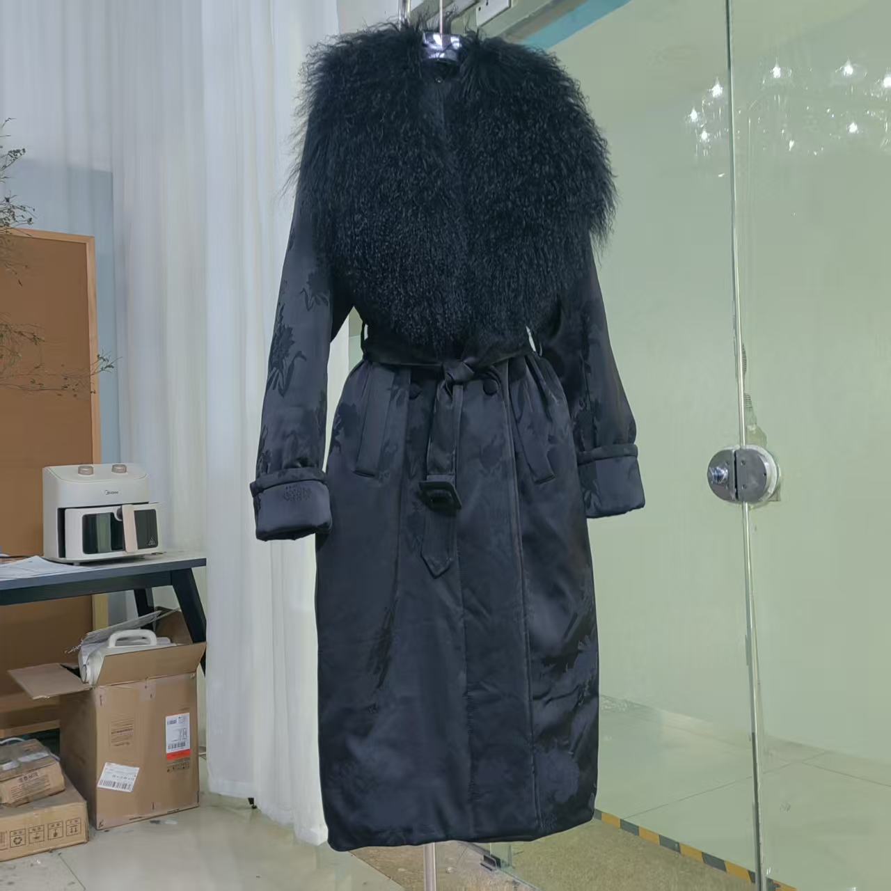 黑色长款轻奢风中长款方领V领鹅绒服