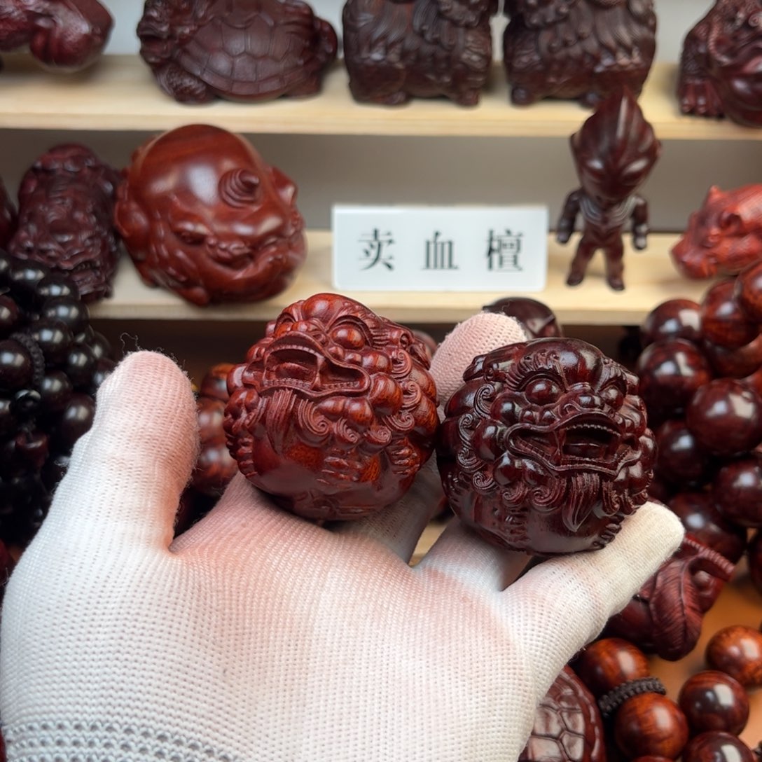 染料紫檀（血檀）?****?手把件高油性-多样性发其一