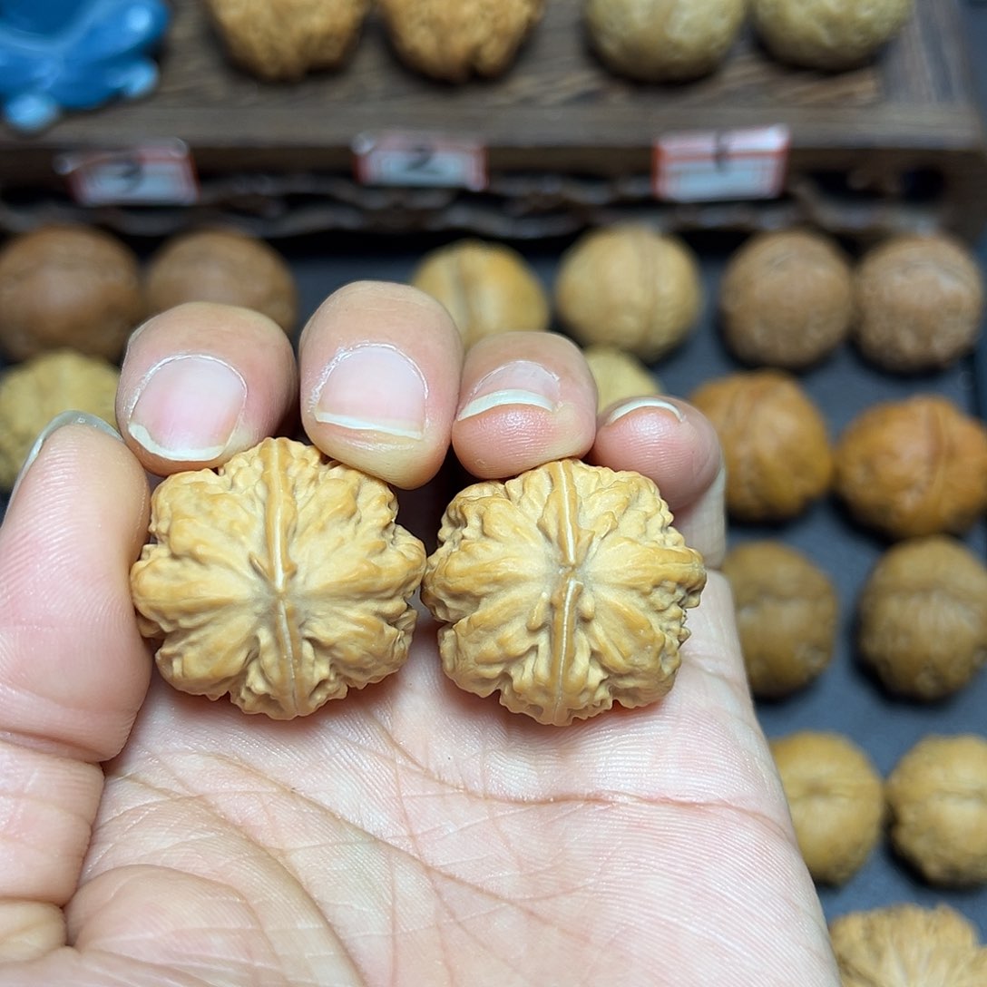 文玩核桃把件行*.八棱