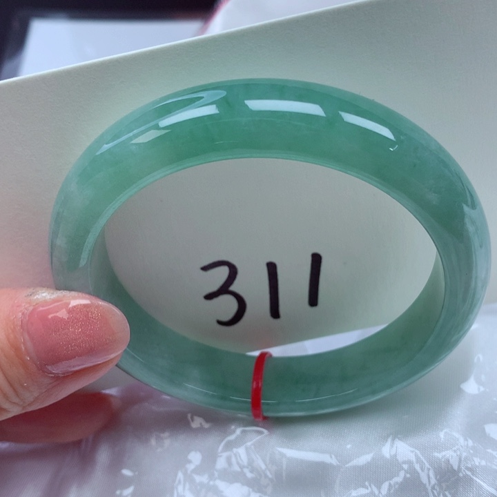 翡翠手镯未镶嵌翡翠