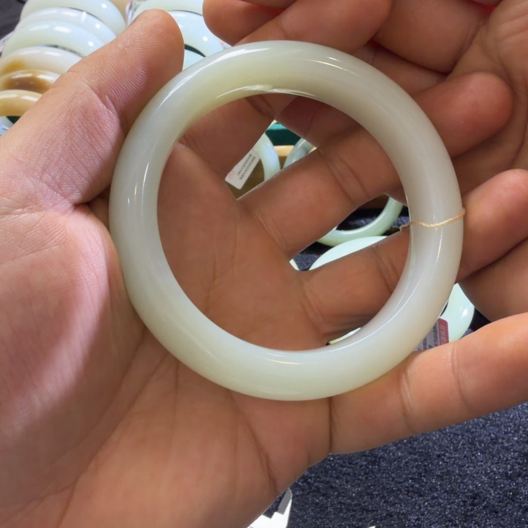 和田玉未镶嵌手镯