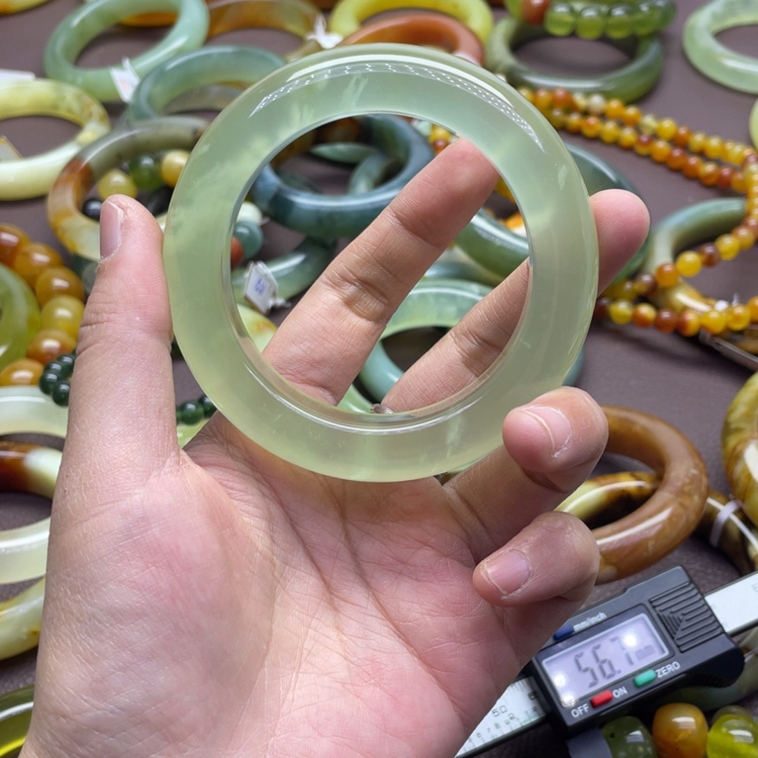 宁***远蛇纹石玉未镶嵌手镯