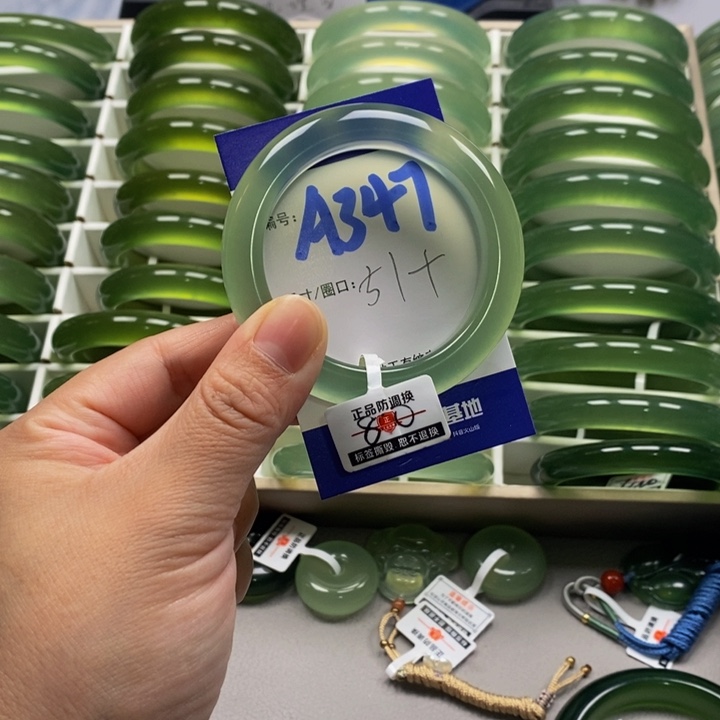 小***妆蛇纹石玉未镶嵌手镯