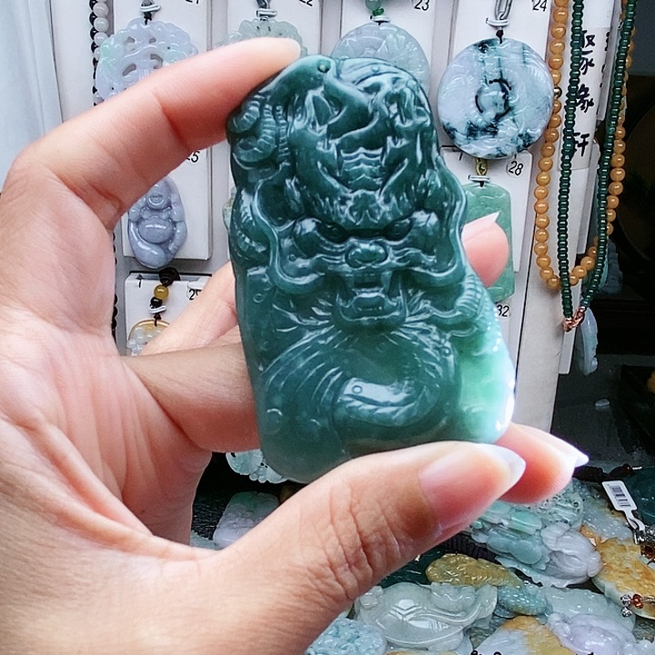 颈饰足铂镶嵌翡翠翡翠