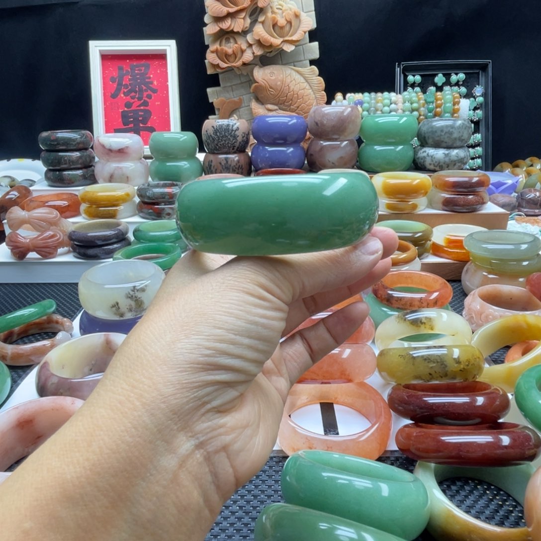 崔***.石英岩玉未镶嵌手镯