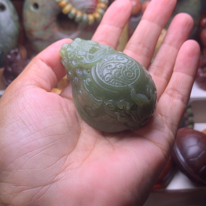 未镶嵌岫岩河磨玉（透闪石质玉）把件