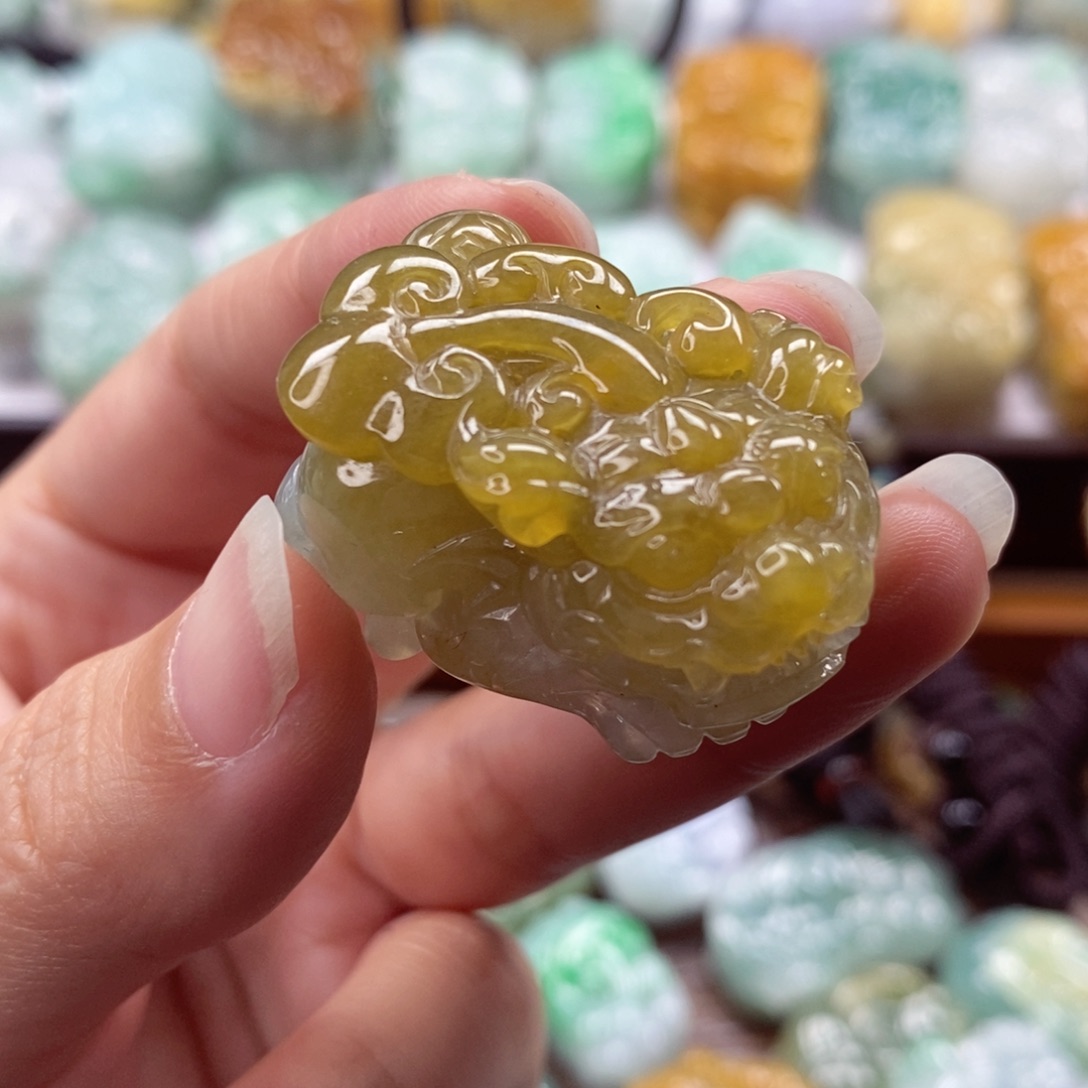 翡翠未镶嵌颈饰貔貅