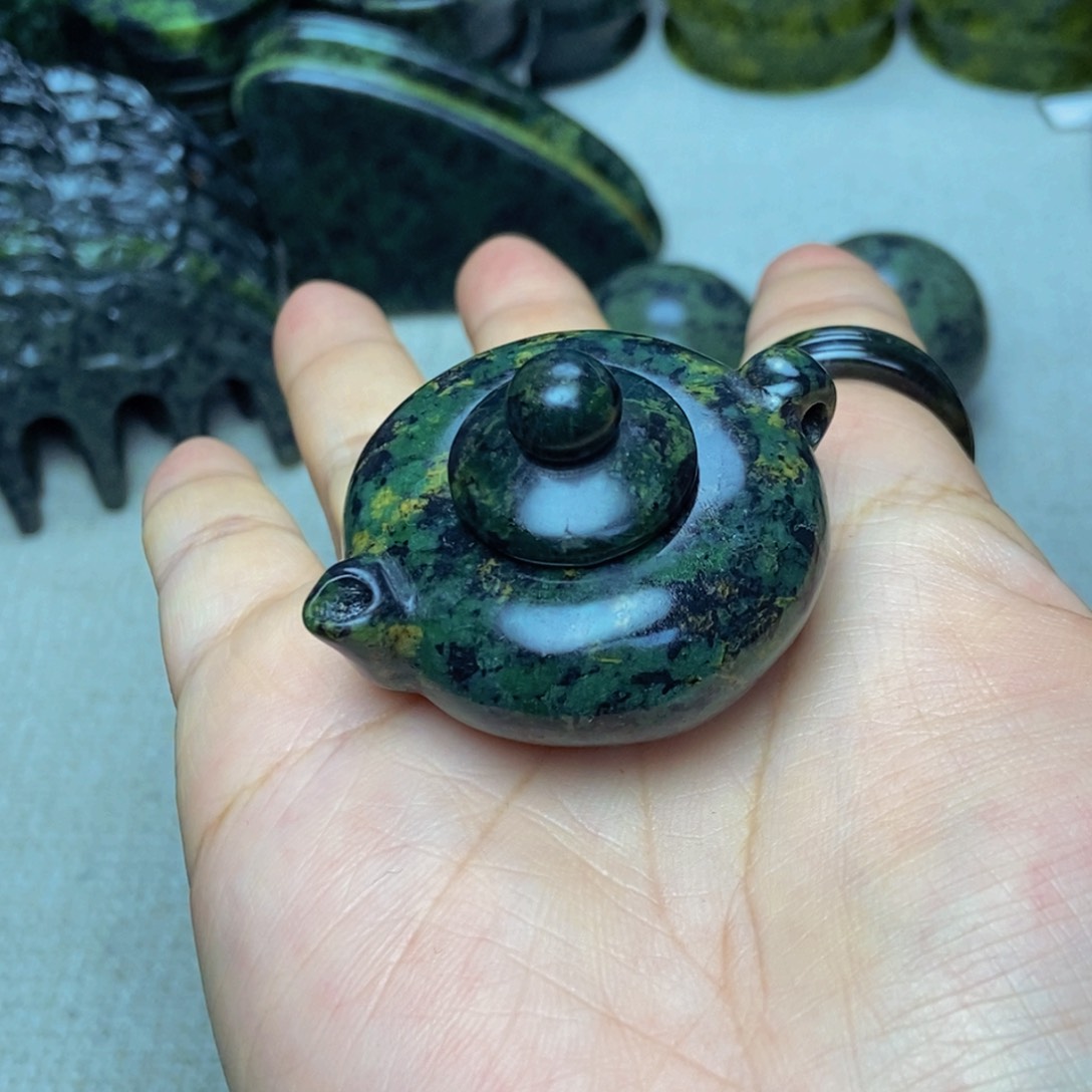 蛇纹石玉把把壶未镶嵌