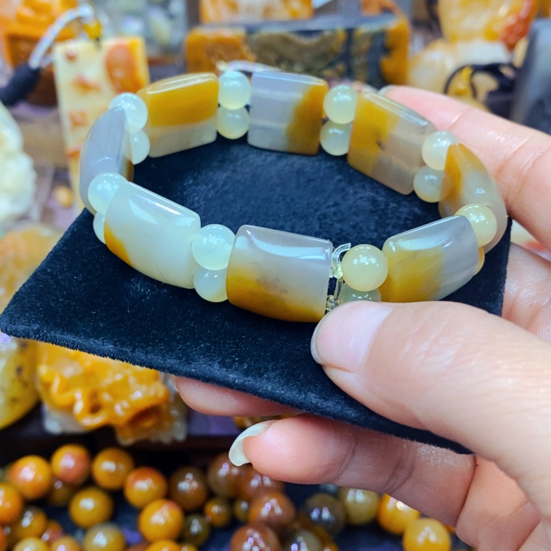 未镶嵌石英质玉（黄龙玉）颈饰