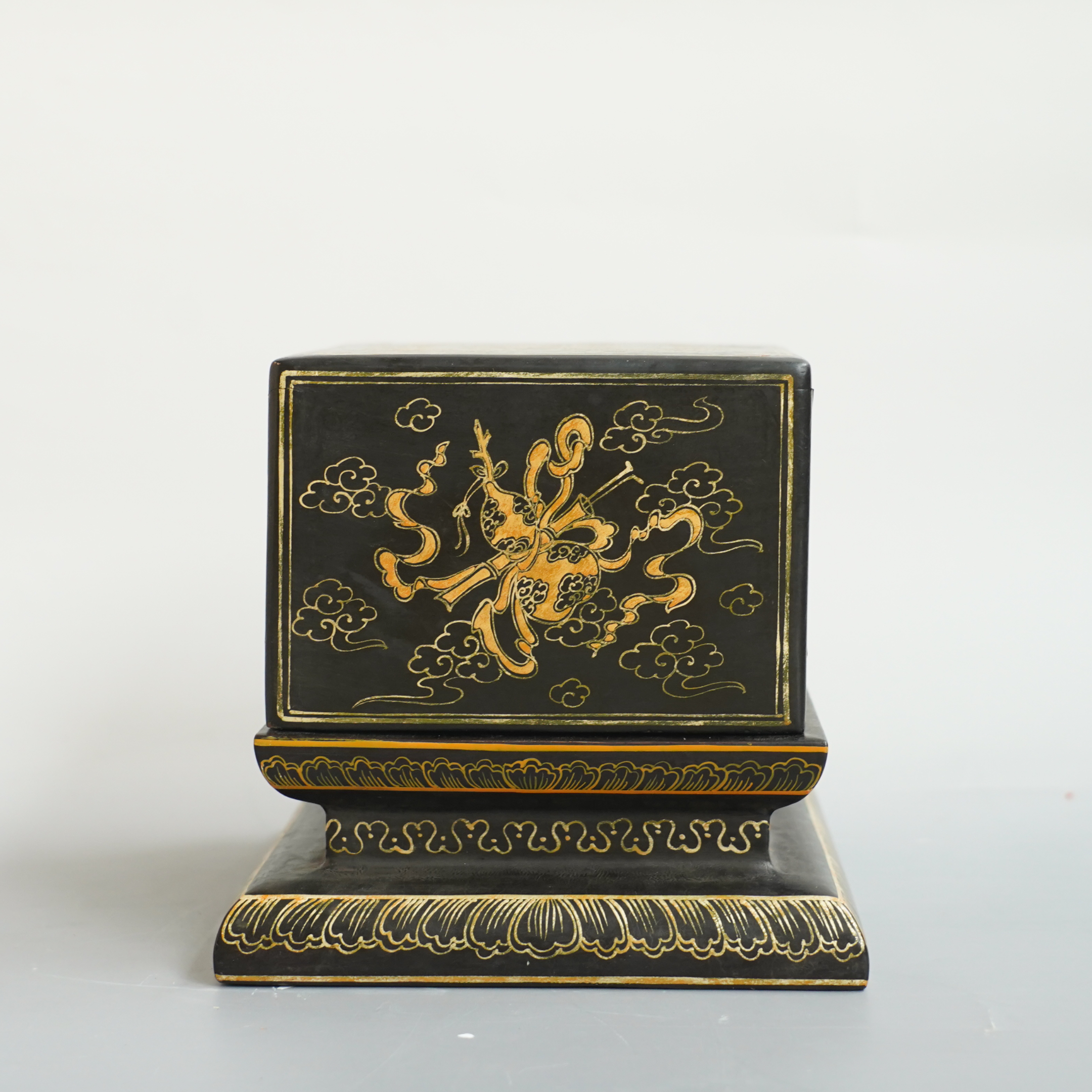 文华开物第20期拍品 19 清 木胎漆器描金八宝纹盒