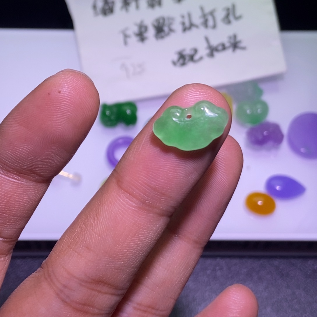 翡翠未镶嵌颈饰吊坠