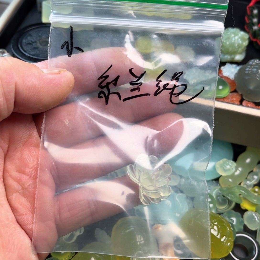 蛇纹石玉原石未镶嵌小****?