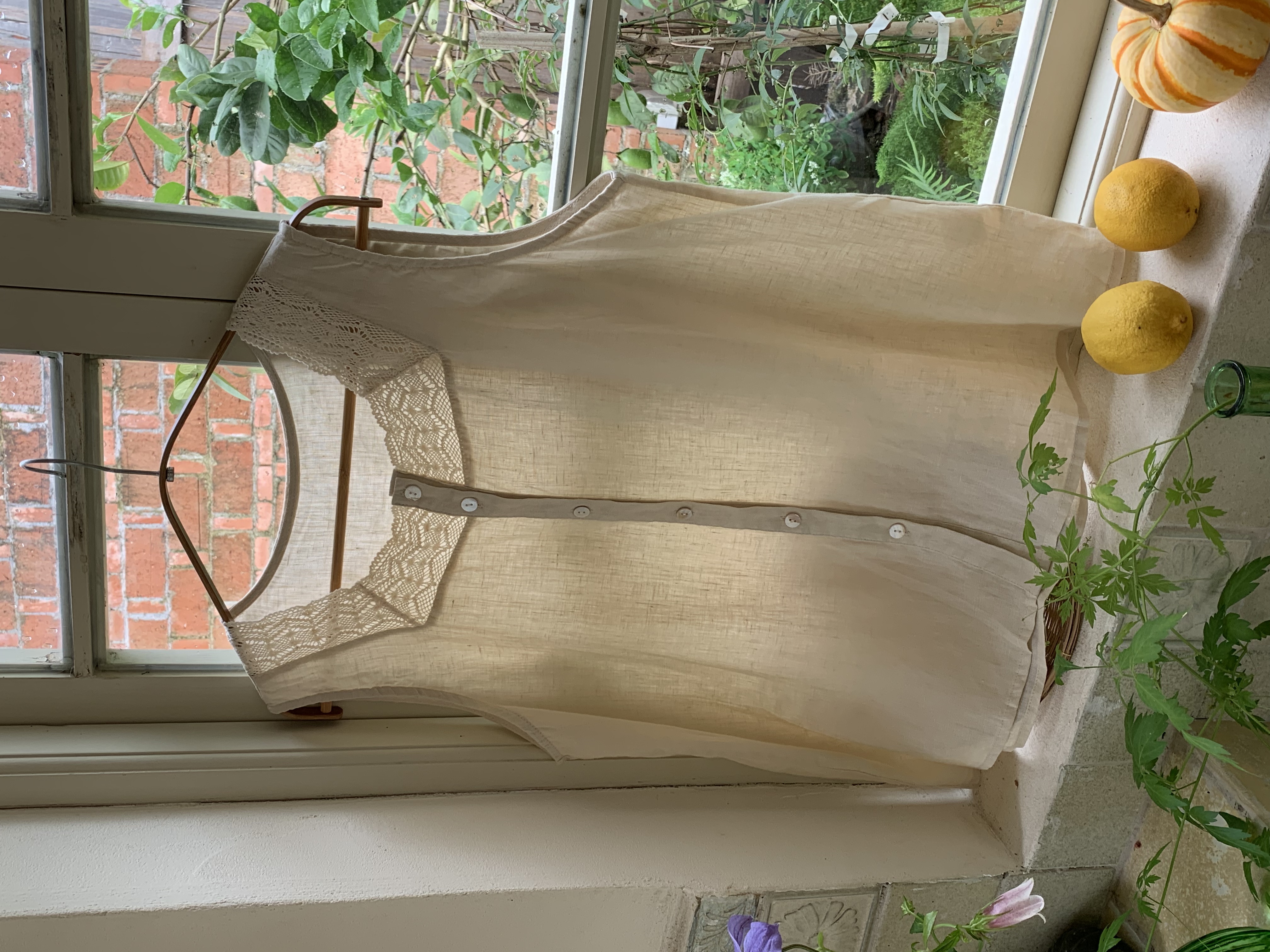 秋屿moment 简约休闲绣花系扣无袖衬衫