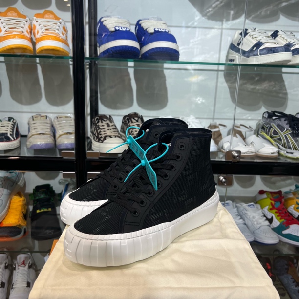 全新未使用 FENDI/芬迪 芬迪纯黑满印高帮板鞋 7码 偏大 全新原盒