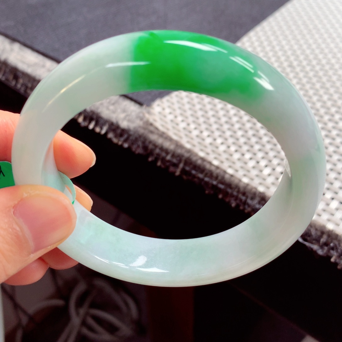 翡翠手镯未镶嵌缅甸