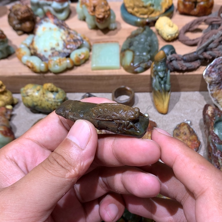 未镶嵌岫岩河磨玉（透闪石质玉）把件