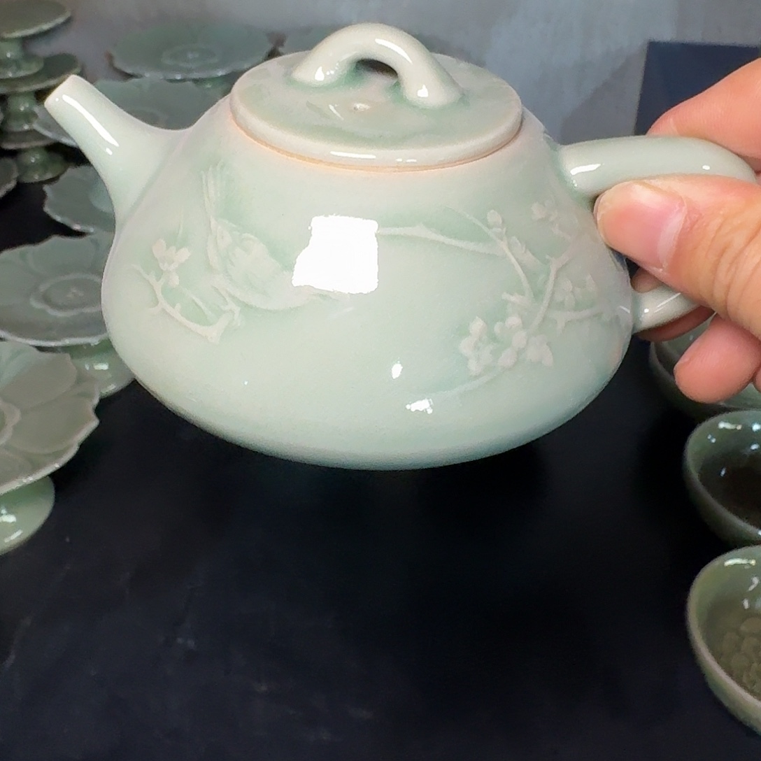 微瑕喜上眉梢茶壶一只