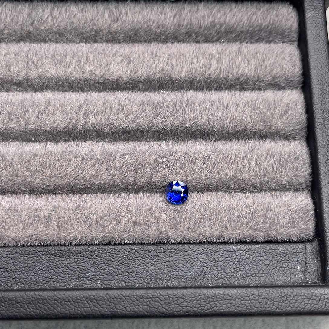 蓝宝石裸石未镶嵌0.66ct皇家蓝吉尔德