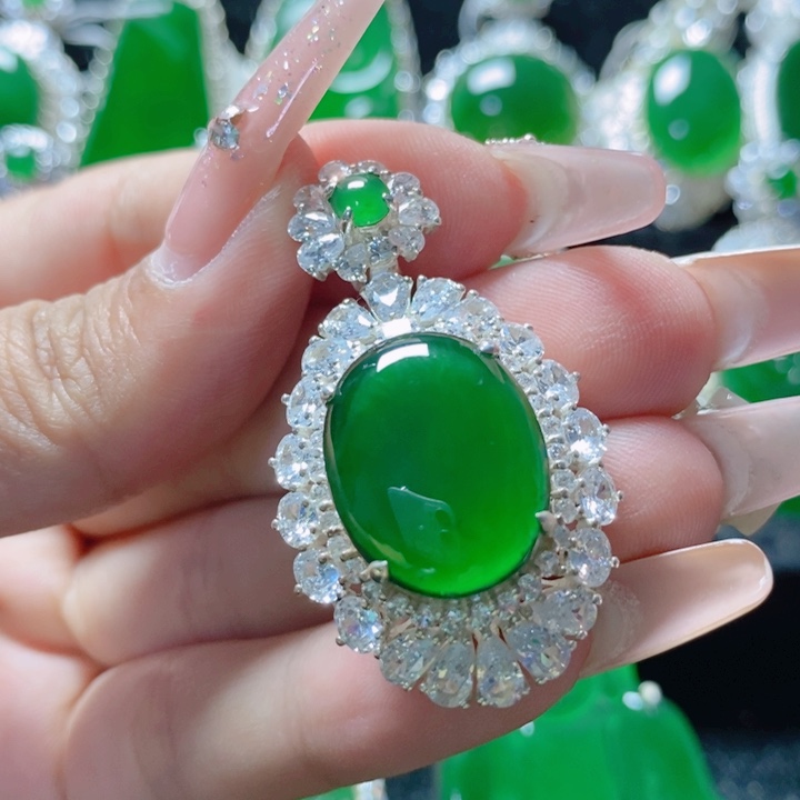 翡翠颈饰银S925镶嵌18。  